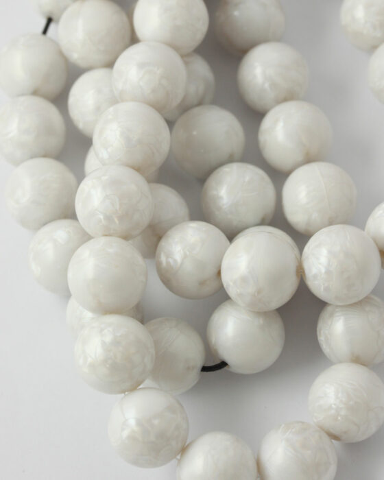 Round resin beads 16mm White