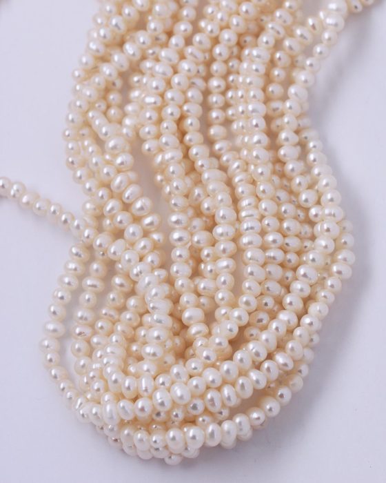 Fresh water pearls 4-5mm round white