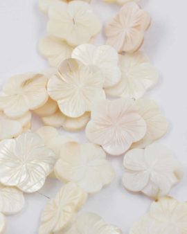 Mother of pearl flower 30mm white