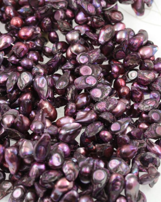 Fresh water pearls raw shape, 10 x 14 mm. Sold per strand approx. 52 beads